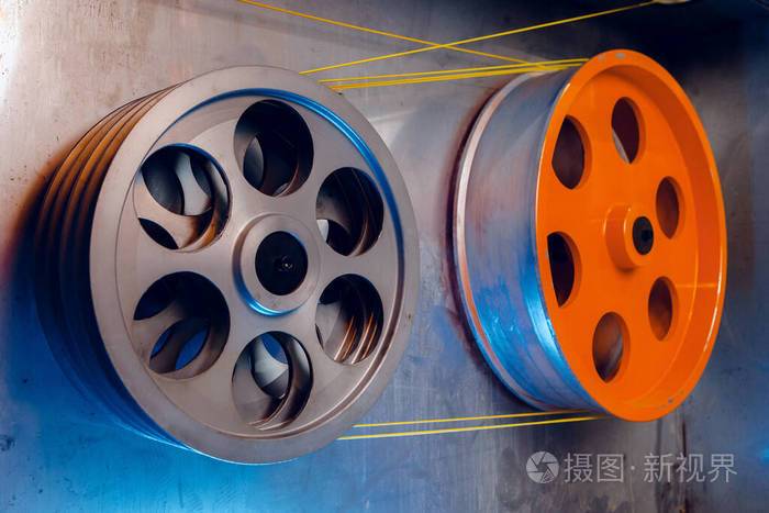 在一個生產電力電纜和光纖的現代化工廠里電纜制造機械零件